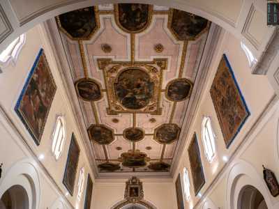 Il soffitto � ornato da 15 tele con le rappresentazioni della storia dell�ordine carmelitano realizzate da Carlo Rosa nella prima met� del 600